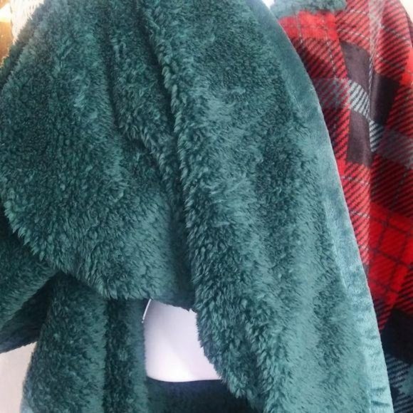 GROOVY GLAM Handmade Plaid Plush Sherpa Poncho - Picture 3 of 3